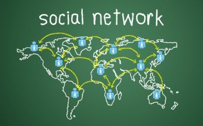 Pizarra con un mapamundi dibujado y connexiones entre personas del mundo