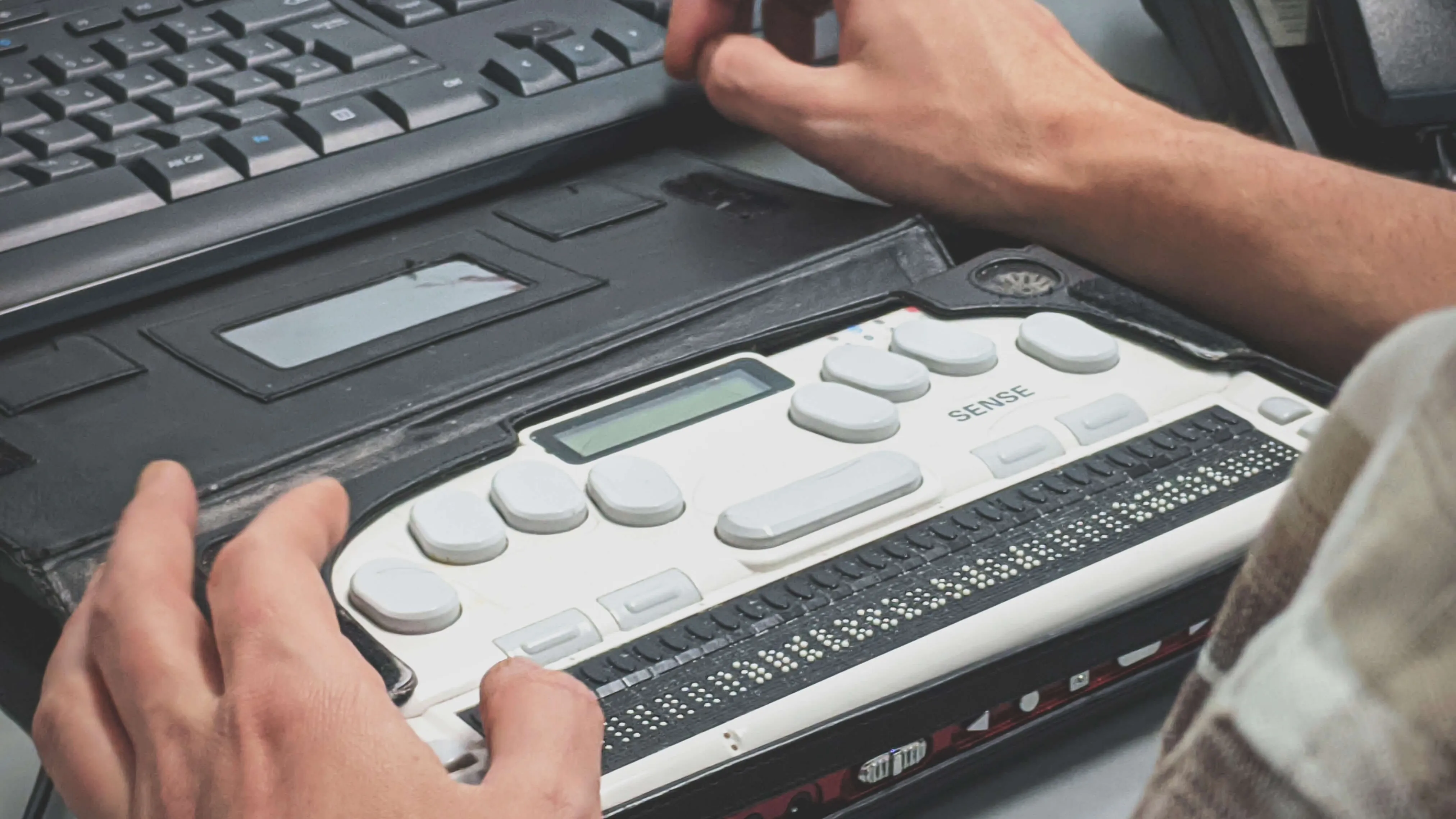 Persona utilitzant teclat braille