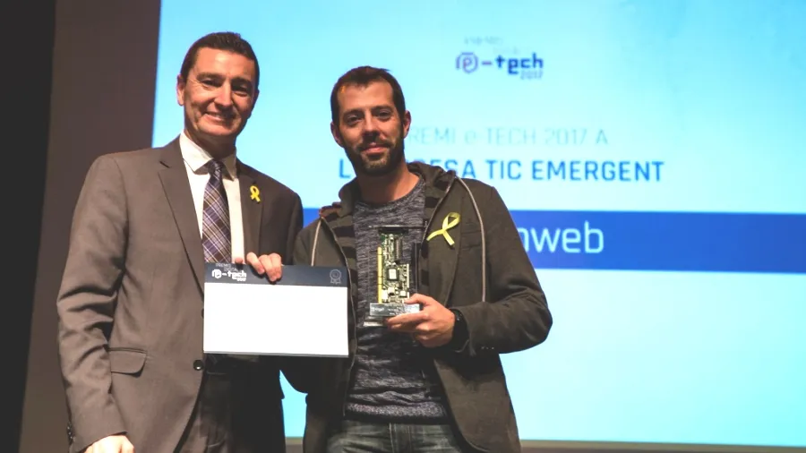 David Sabaté CEO de tothomwb recogiendo el premio