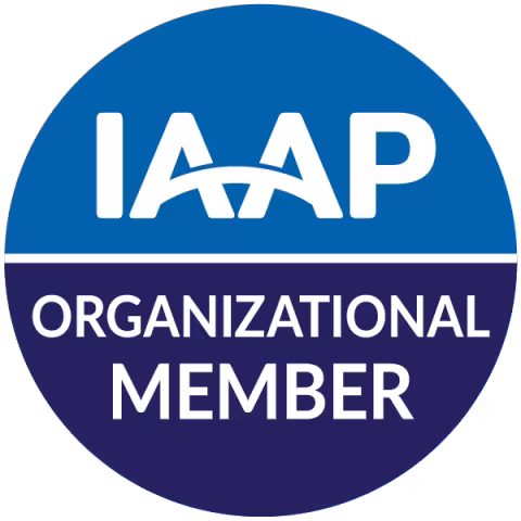 Insígnia de membre organitzacional emesa per l’Associació Internacional de Professionals de l’Accessibilitat (IAAP)